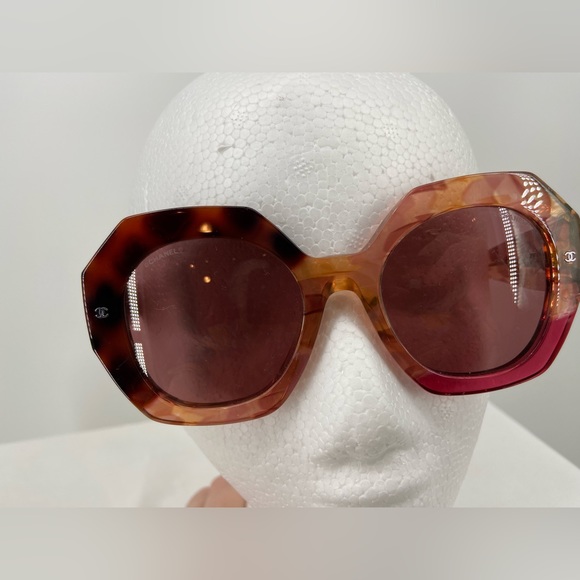 Chanel Tortoise Sunglasses, 19mm, includes box and soft carry case - Picture 12 of 12